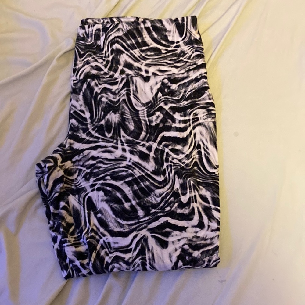 Color: Black & White. Size: 1x (16W-18W)